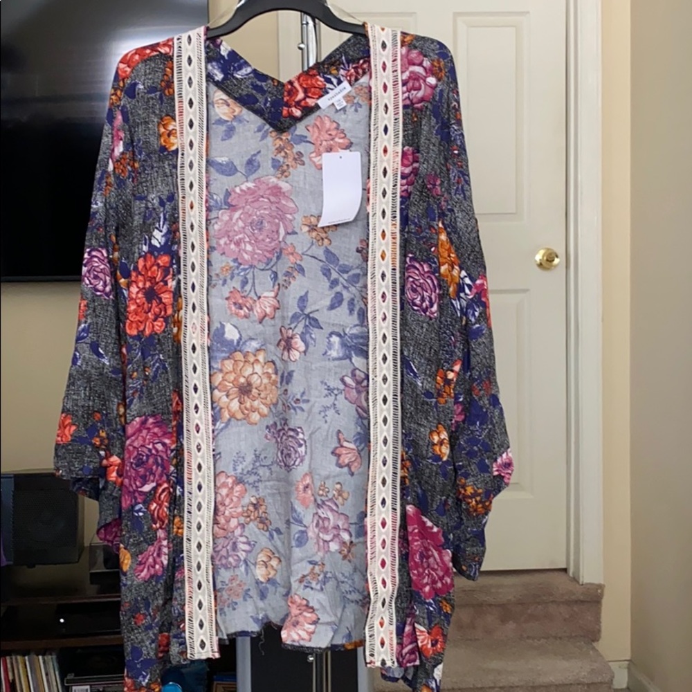 Women’s crochet trim kimono